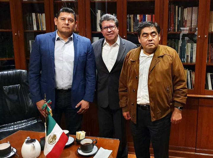 De izq. a der.: Los senadores por Morena, Alejandro Armenta, Ricardo Monreal, y el candidato a la gubernatura de Puebla, Miguel Barbosa. Imagen tomada de Twitter: @MBarbosaMX
