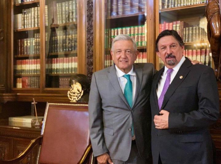 Napoleón Gómez Urrutia informó esta noche en sus redes sociales que sostuvo una reunión con el presidente López Obrador, la misma que calificó como “agradable”. Foto: @NapoleonGomezUr