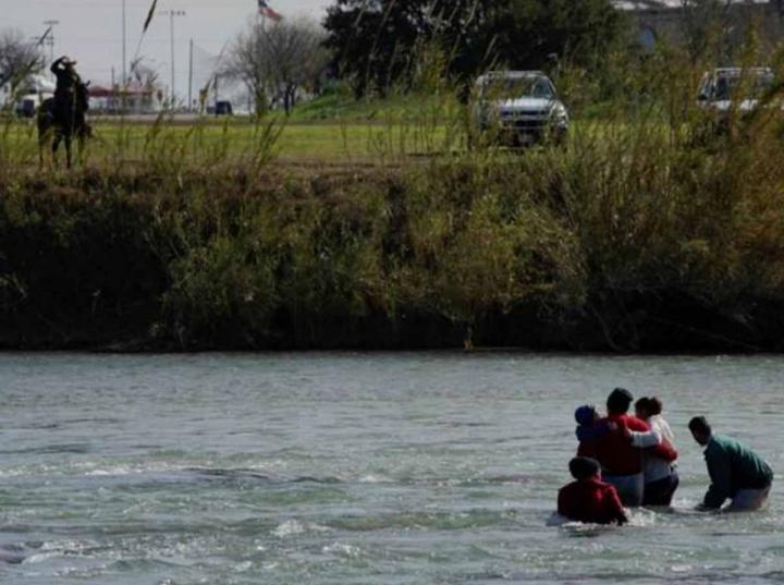 Bebé y dos niños desaparecen tras 'naufragar' en río Bravo