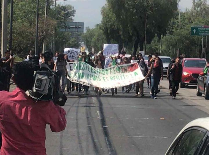 Marchan estudiantes de la UNAM hacia Rectoría