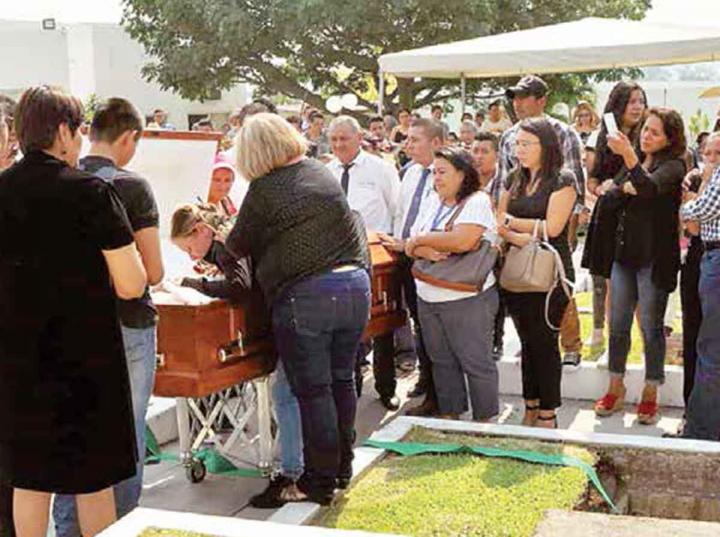 Último adiós. Familiares y amigos de Roberto Castrejón se despidieron de él en el panteón del municipio Emiliano Zapata, luego de velarlo en una funeraria en el centro de Cuernavaca.