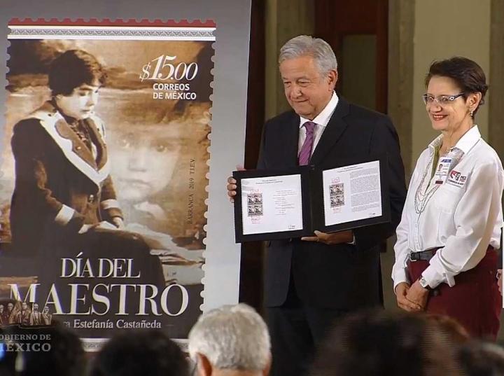 El presidente Andrés Manuel López Obrador al cancelar el timbre postal conmemorativo del Día del Maestro y la Maestra. Imagen: Captura de video