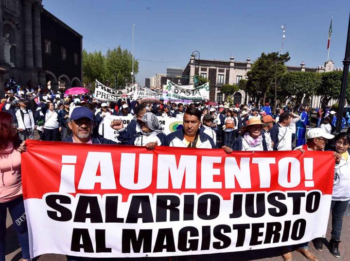 El pasado 1 de mayo, integrnates del SNTE amrcharon para exigir un aumento salarial. Foto archivo: Cuartoscuro