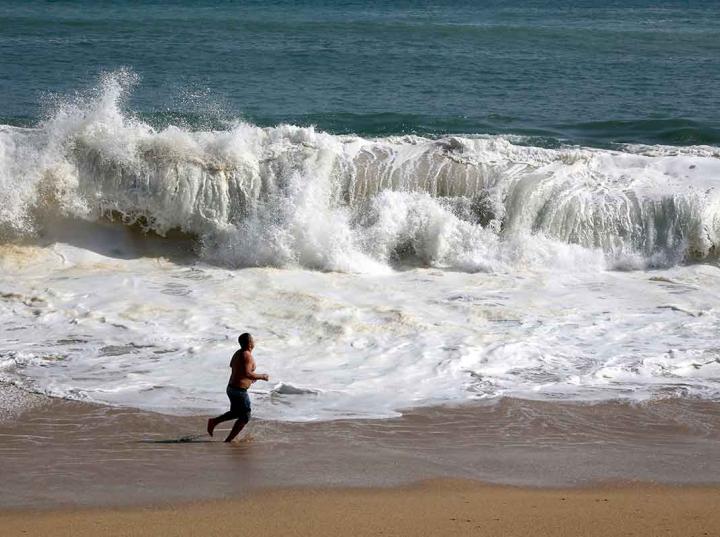 Se han registrado olas de hasta tres metros de altura. Foto: Cuartoscuro