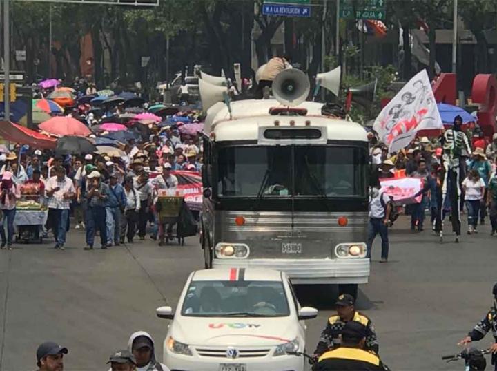 Autobús de la CNTE circula pese a contingencia. Foto: Antonio García