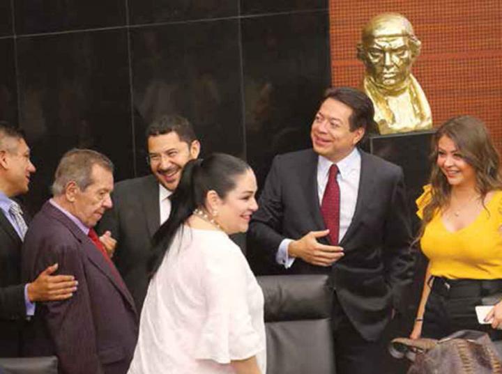 Líderes del Congreso, entre ellos Porfirio Muñoz Ledo, Martí Batres y Mario Delgado, festejan en la sesión de la Comisión Permanente donde se declaró constitucional la nueva Reforma Educativa.