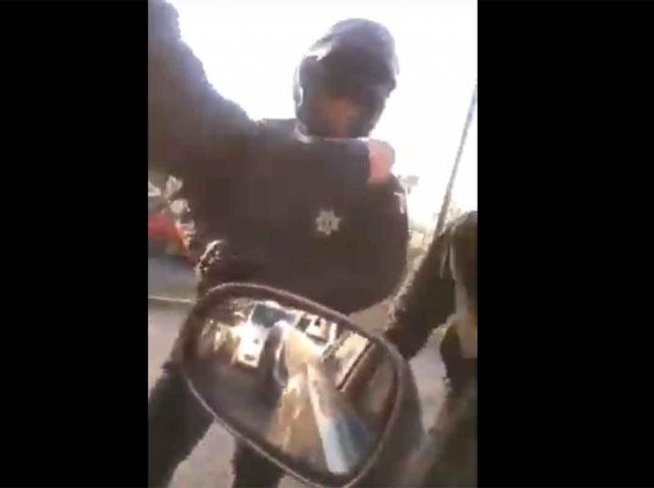 Policía agrede a ciudadano que le pide no obstruir el paso · Foto: Captura del video