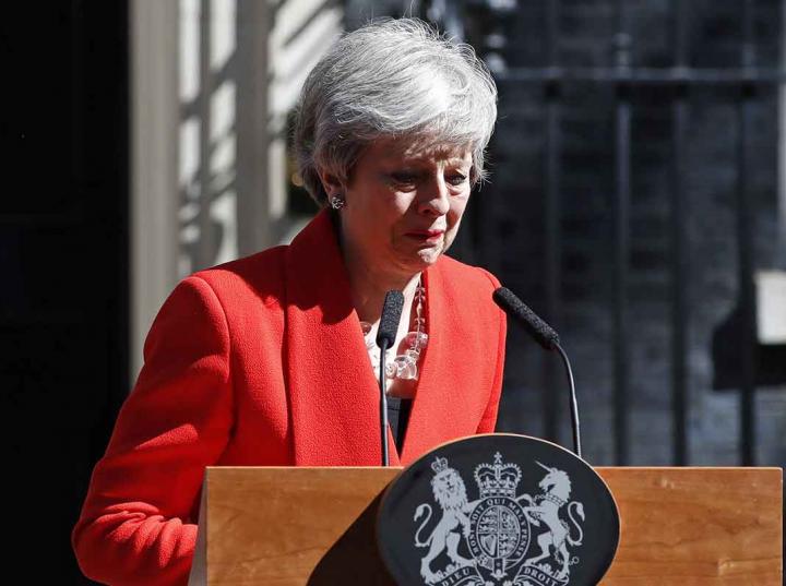 May indicó que continuará sirviendo como primera ministra mientras se elige al nuevo líder "tory" · Foto: AP