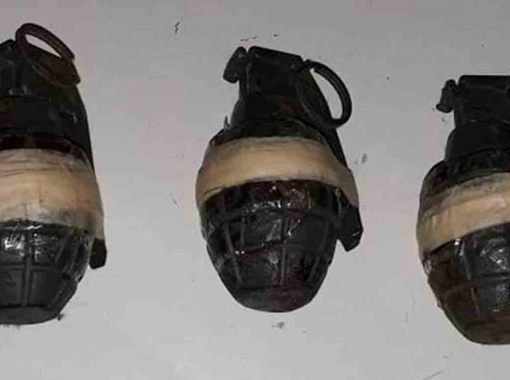 Entre el arsenal fueron halladas tres granadas de fragmentación y tres silenciadores · Foto: Especial