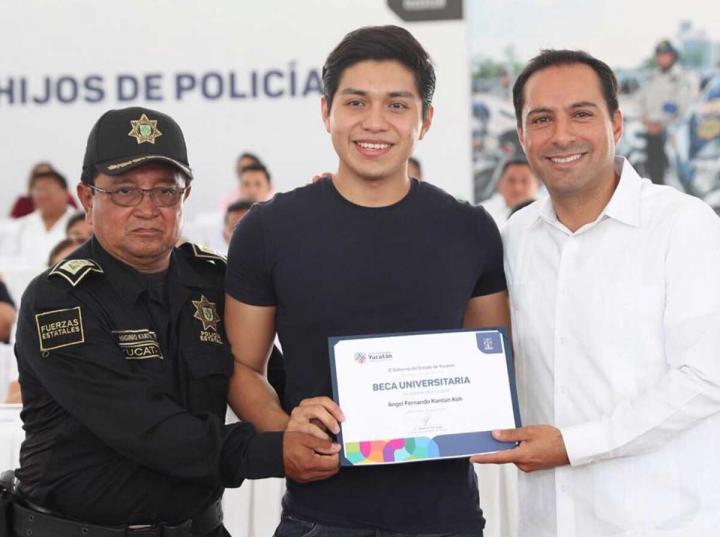 Gobernador Mauricio Vila Dosal entrega becas a hijos de policías yucatecos