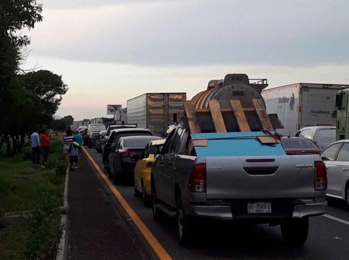 Desde este jueves, cientos de automovilistas afectados por un bloqueo en la México-Querétaro. Foto: 