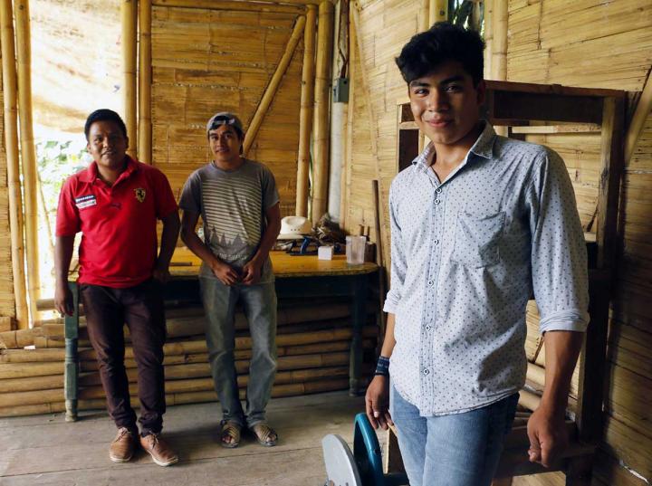  Juan, Israel y Noé, se capacitan en la construcción con bambú, administración y servicios turísticos, en Puebla, como parte del programa Jóvenes Construyendo el Futuro · FOTO TW: @JovConFuturo
