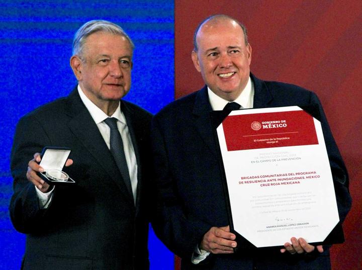 El presidente Andrés Manuel López Obrador y el presidente de la Cruz Roja Mexicana, Fernando Suinaga Cárdenas. Foto: Notimex