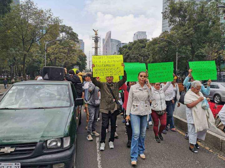 Los inconformes lanzan consignas durante su recorrido por Paseo de la Reforma · FOTO: Mirna Andrade