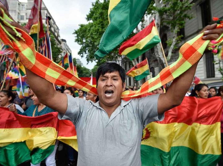 En Bolivia y Argentina, ciudadanos se manifestaron para exigir el regreso del expresidente Evo Morales a Bolivia / Fotos: AP y Reuters