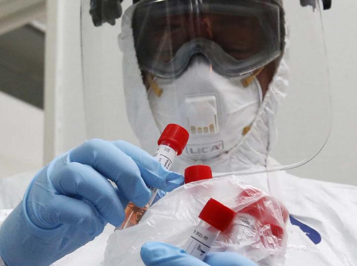 Clima parece no afectar al coronavirus, advierte viróloga. Foto: AFP