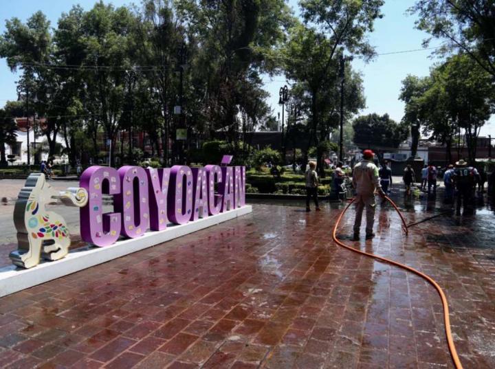 Coyoacán desinfecta parques, jardines y plazas públicas