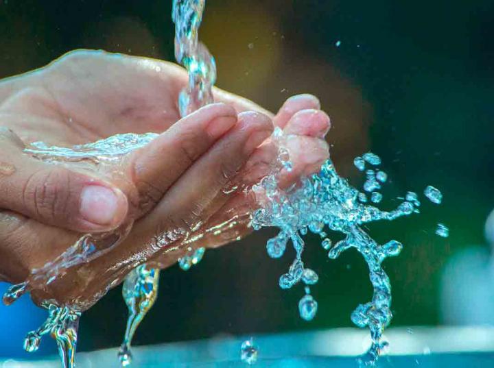 Conagua y ANEAS piden ignorar noticias falsas sobre clorar el agua. Imagen: Pixabay