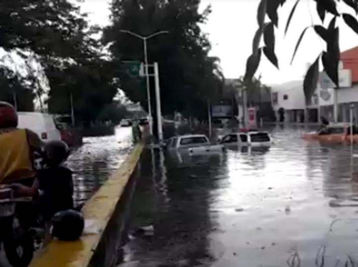 Tormenta en Guadalajara deja inundaciones y autos varados. Foto: Especial