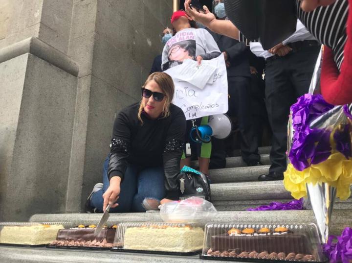 Con pastel y piñata exigen justicia para Lya 