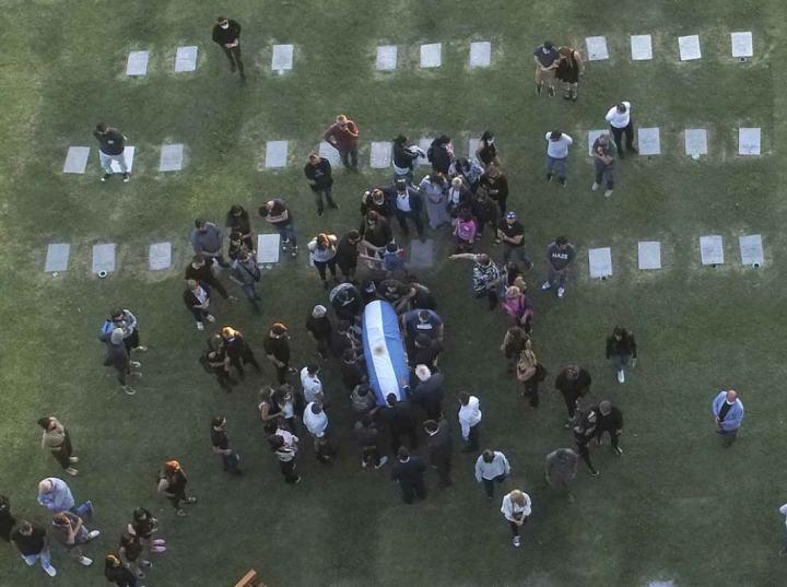 Sepultan los restos de Maradona junto a los de sus padres