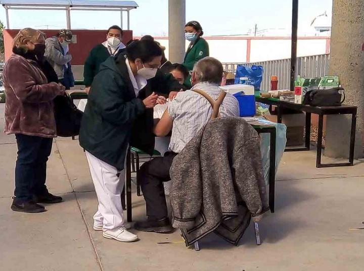 Coahuila aplica más de mil dosis diarias contra COVID a adultos mayores