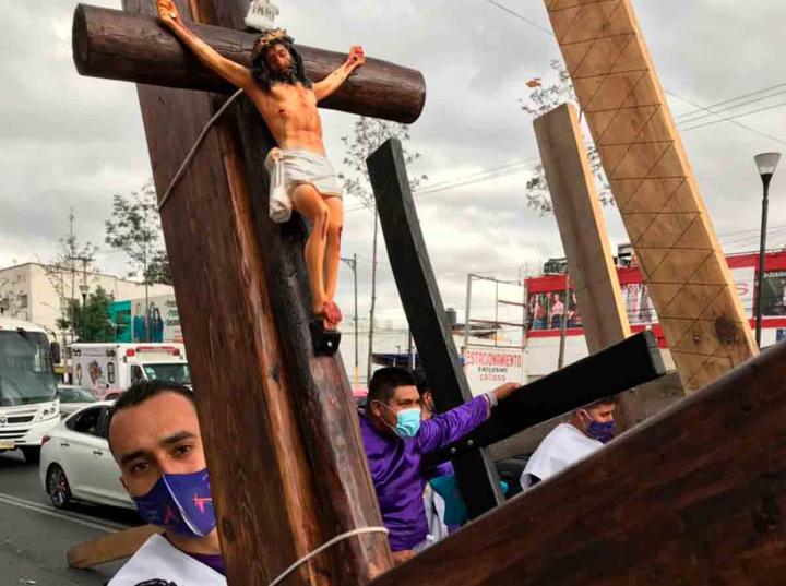 Pese a recomendaciones, nazarenos recorren Iztapalapa con cruces | Imagen  Radio 