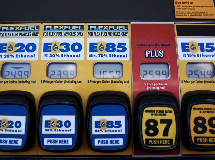 Joe Biden dijo que la decisión sobre una exención temporal del impuesto federal sobre la gasolina podría estar a fines de esta semana. Foto: Reuters.