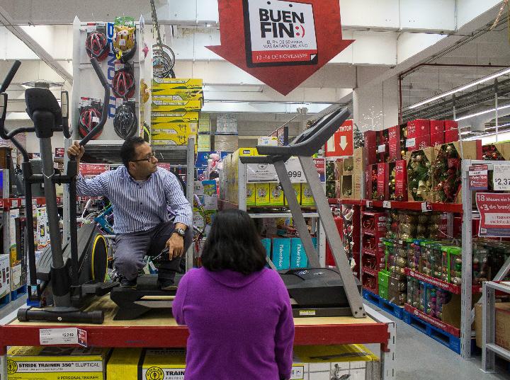 Al menos 3 de cada 10 mexicanos utilizarán la tarjeta de crédito como método de pago durante el Buen Fin 2017. Foto: Cuartoscuro.