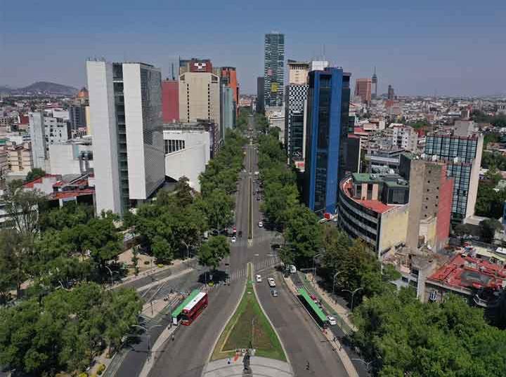 La Ciudad de México lució semivacía ayer, en el primer día de la Jornada Nacional de Sana Distancia / Foto: AFP