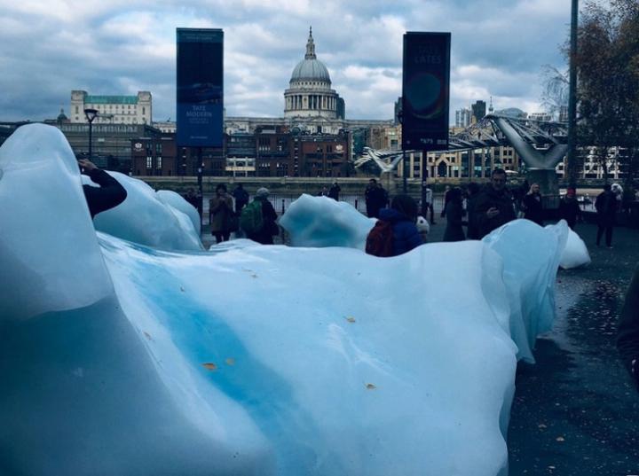 Colocan bloques gigantes de hielo en Londres para concientizar sobre cambio climático