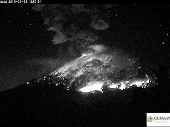 Popocatépetl registra nueva explosión con material incandescente