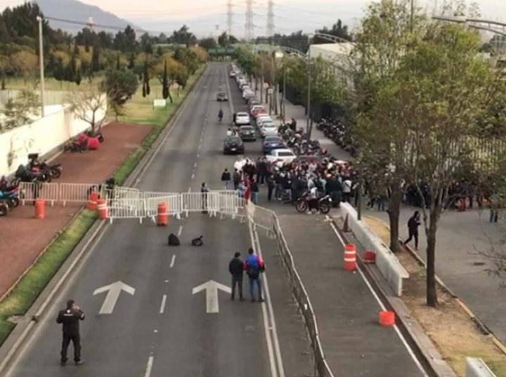 Ex policías federales bloquean Periférico exigiendo pagos de liquidación. Foto: Rodolfo Dorantes