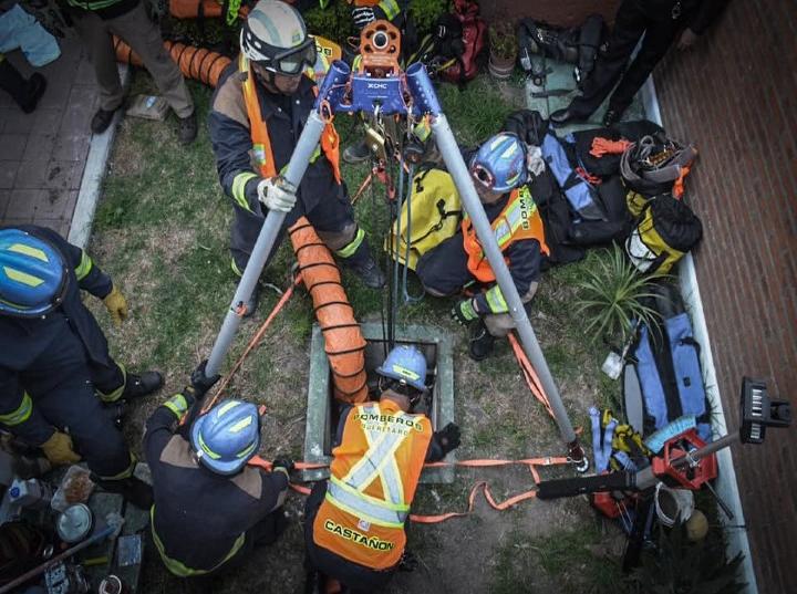  Rescatan a dos trabajadores intoxicados dentro de cisterna en Querétaro. Foto: Bomberos Queréraro
