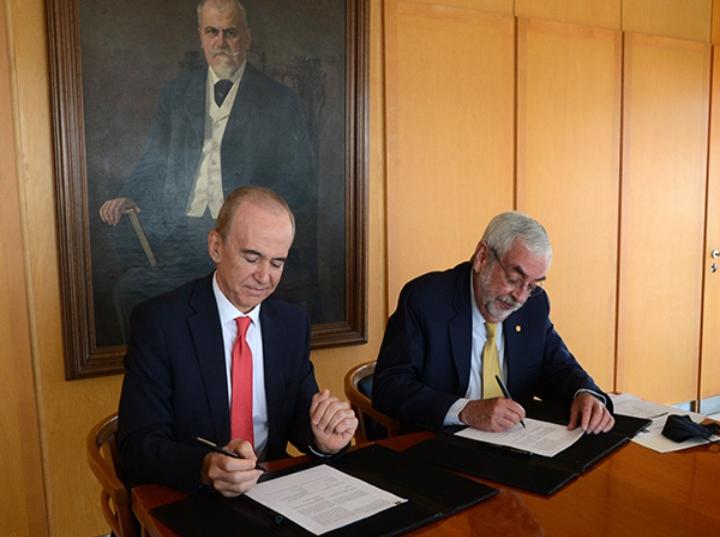 El rector Enrique Graue firmó un Memorando de Entendimiento con el director general del sector público en México para AWS, Guillermo Almada | FOTO: UNAM