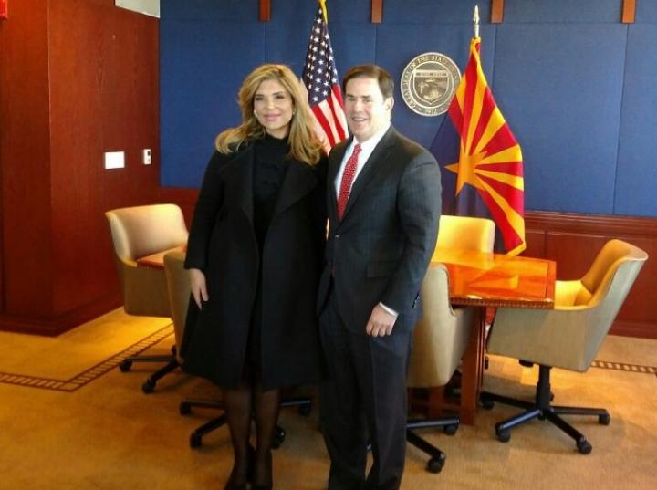 Claudia Pavlovich Arellano, junto al gobernador Doug Doucey de Arizona (Foto: @claudiapavlovic)