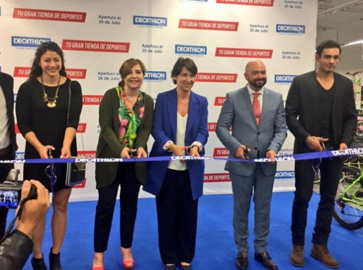 Inauguran tienda deportiva francesa Decathlon, en Polanco
