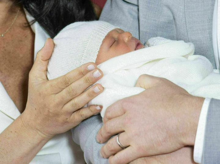 Príncipe Enrique y Meghan llegan a Sudáfrica en primera gira desde nacimiento del bebé
