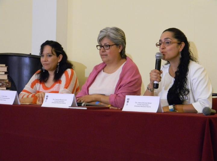 Yolanda Gudiño, coordinadora de Proyectos Educativos de Fundación Televisa (izquierda) y las doctoras Graciela Márquez Colín y Valeria Sánchez Michel, integrantes del comité organizador, encabezaron la ceremonia de premiación. Foto cortesía Academia Mexicana de Ciencias
