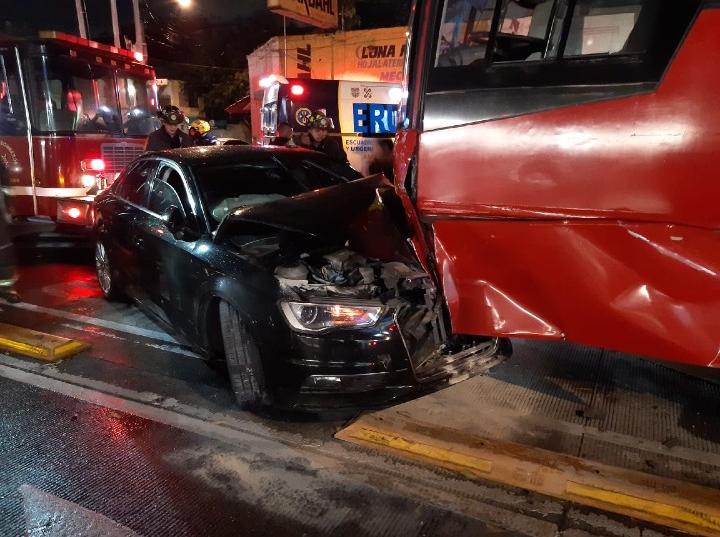 Auto particular provoca accidente de Metrobús sobre Xola. Foto: Jorge González