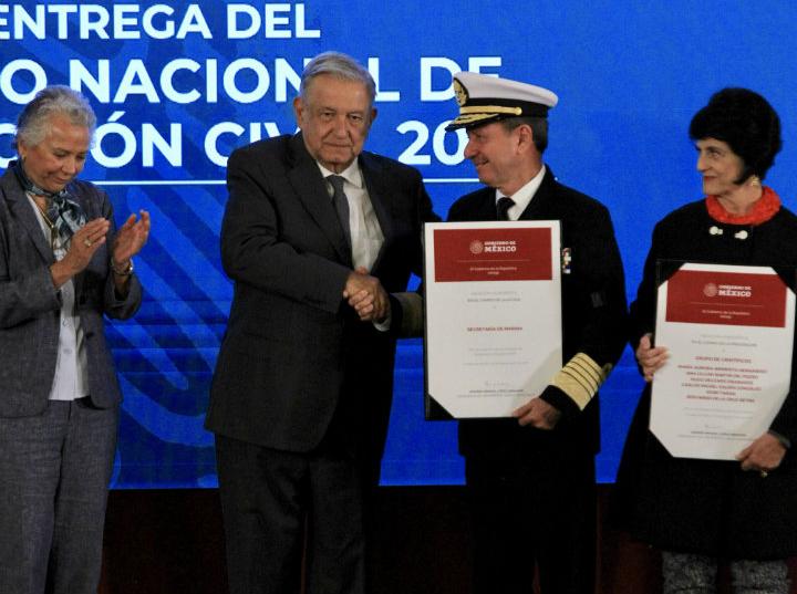 López Obrador entrega Premio Nacional de Protección Civil · FOTO: JAVIER LIRA
