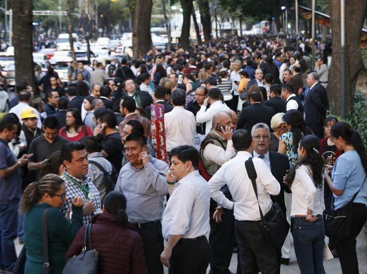 Numerosas personas colman la Avenida Reforma, en la Ciudad de México tras sismo de 7.2 el pasado viernes. Foto: Notimex