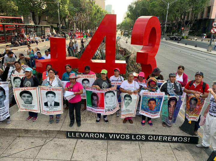 Marchan padres de los 43. Foto:  José Antonio García 