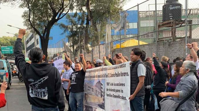 Damnificados bloquean la circulación en Calzada de Tlalpan. Noticias en tiempo real