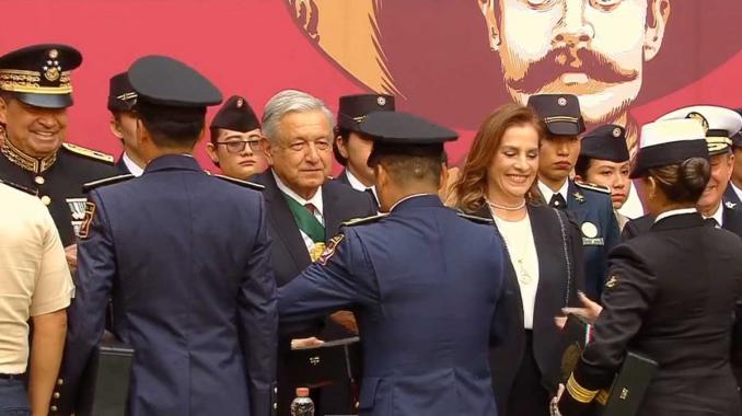 López Obrador entrega condecoraciones y ascensos a militares y marinos. Noticias en tiempo real