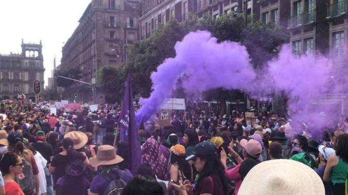 Llegan primeros contingentes de mujeres al Zócalo . Noticias en tiempo real