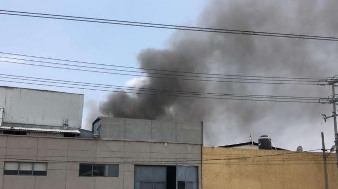Se incendia distribuidora de plástico en Tlalnepantla . Noticias en tiempo real