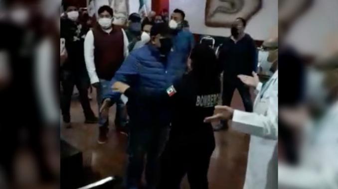 Tianguistas enfurecen e intentan agredir a funcionario en Ecatepec . Noticias en tiempo real