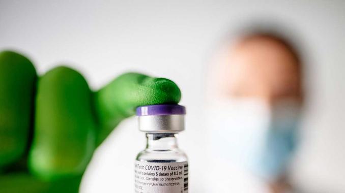 Reino Unido autoriza vacuna de Pfizer/BioNTech contra covid-19. Noticias en tiempo real