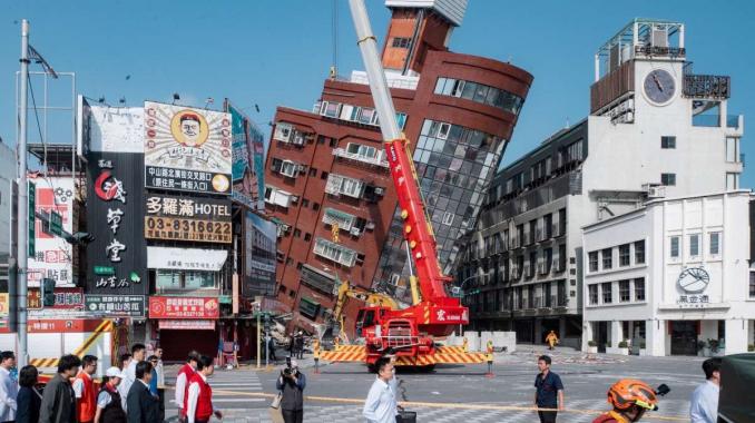 Suman 9 muertos y más de 800 heridos tras terremoto en Taiwán